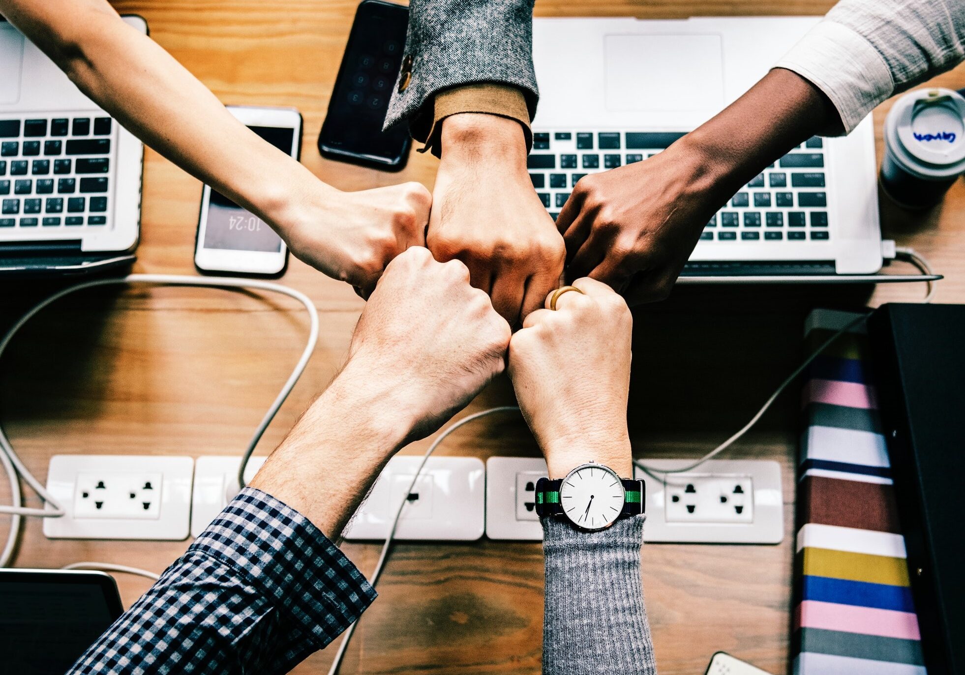 bump-collaboration-colleagues-1068523111
